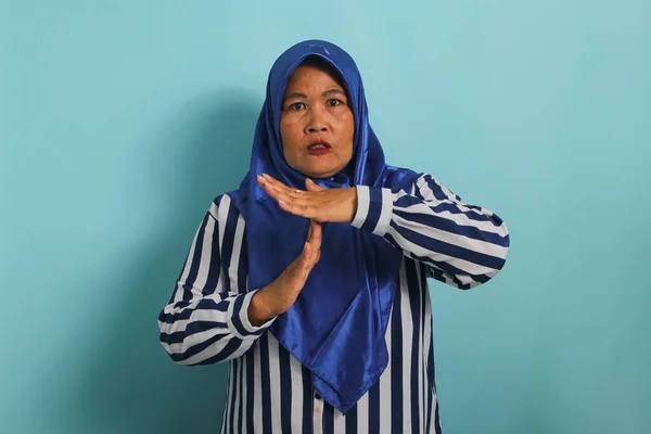 Molesto Mujer Asiática Mediana Edad Hijab Azul Camisa Rayas Haciendo —  Fotos de Stock