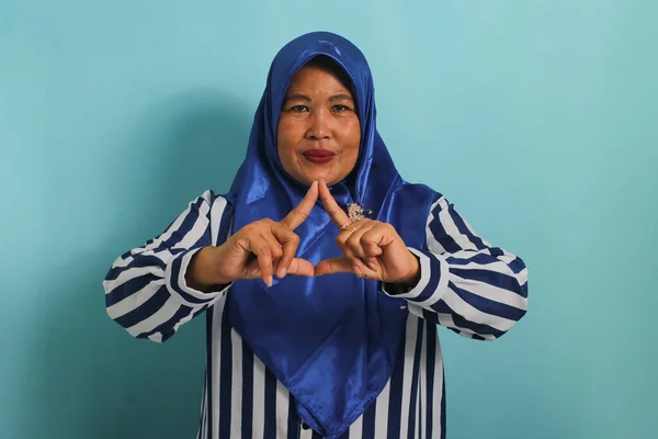 Seorang Wanita Asia Berusia Menengah Mengenakan Jilbab Biru Dan Kemeja — Stok Foto