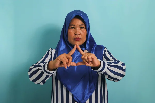 Azjatka Średnim Wieku Niebieskim Hidżabie Koszuli Paski Tworzy Trójkąt Palcami — Zdjęcie stockowe