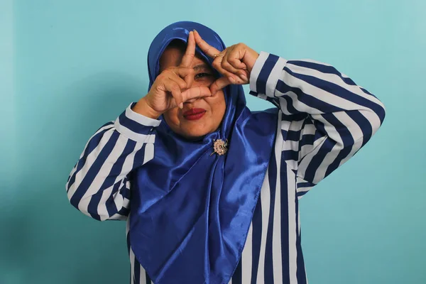 Seorang Wanita Asia Berusia Menengah Mengenakan Jilbab Biru Dan Kemeja — Stok Foto