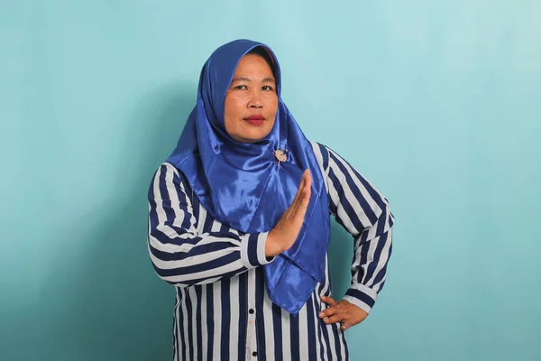 Una Mujer Asiática Seria Mediana Edad Con Hiyab Azul Una —  Fotos de Stock