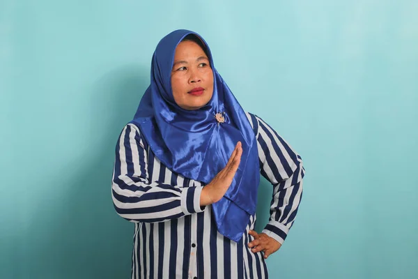 Серйозна Азійка Середнього Віку Синьому Хіджабі Смугаста Сорочка Показує Зупинку — стокове фото