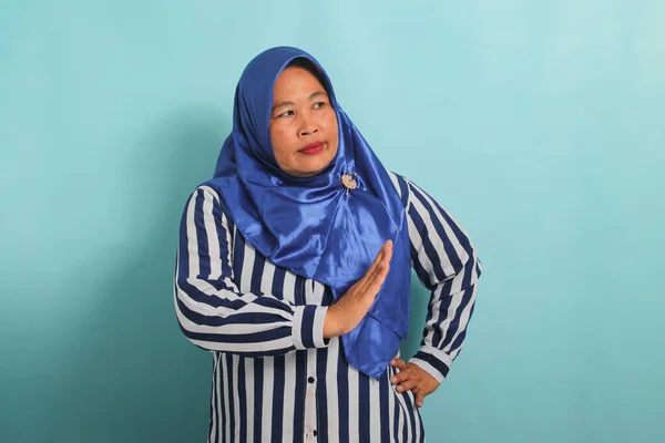 Mavi Tesettürlü Çizgili Tişörtlü Ciddi Bir Orta Yaşlı Asyalı Kadın — Stok fotoğraf
