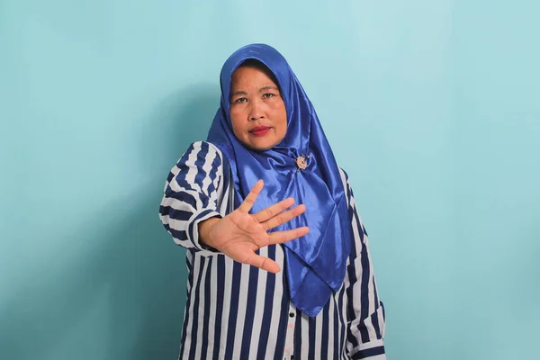 Vážná Asijská Žena Středního Věku Modrém Hidžábu Pruhované Košili Ukazuje — Stock fotografie