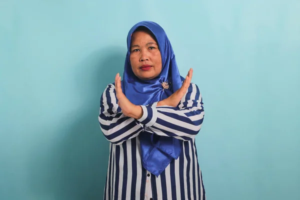 Poważna Azjatka Średnim Wieku Niebieskim Hidżabie Koszuli Paski Krzyżuje Ręce — Zdjęcie stockowe