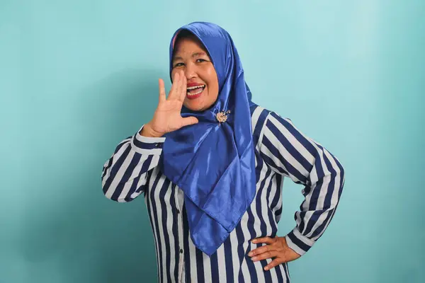 Upphetsad Medelålders Asiatisk Kvinna Blå Hijab Och Randig Skjorta Ropar — Stockfoto