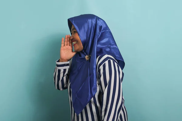 Azjatka Średnim Wieku Niebieskim Hidżabie Koszuli Paski Szepcze Sekret Dzieli — Zdjęcie stockowe
