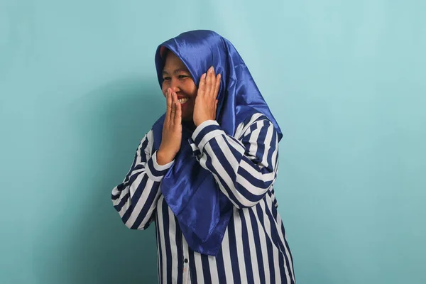 Una Curiosa Asiática Mediana Edad Con Hiyab Azul Una Camisa —  Fotos de Stock