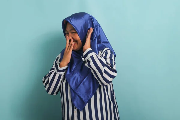 Una Curiosa Donna Asiatica Del Medioevo Hijab Blu Camicia Righe — Foto Stock