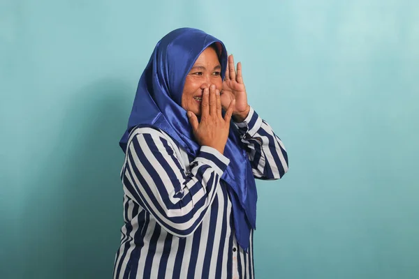 Любопытная Азиатка Средних Лет Синем Хиджабе Полосатой Рубашке Смеется Слушая — стоковое фото