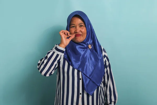 Azjatka Średnim Wieku Niebieskim Hidżabie Koszuli Paski Słyszy Plotki Zamyka — Zdjęcie stockowe