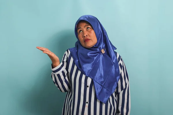 Zamyślona Azjatka Średnim Wieku Niebieskim Hidżabie Koszuli Paski Podnosi Dłoń — Zdjęcie stockowe