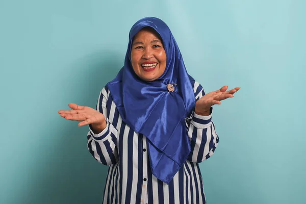 Zmieszana Azjatka Średnim Wieku Niebieskim Hidżabie Koszuli Paski Wzrusza Ramionami — Zdjęcie stockowe
