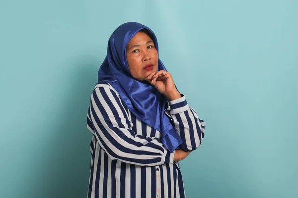 Azjatka Podeszłym Wieku Niebieskim Hidżabie Koszuli Paski Myśli Martwi Się — Zdjęcie stockowe