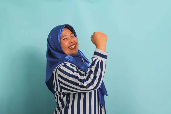 Entusiastisk Medelålders Asiatisk Kvinna Blå Hijab Och Randig Skjorta Säger — Stockfoto
