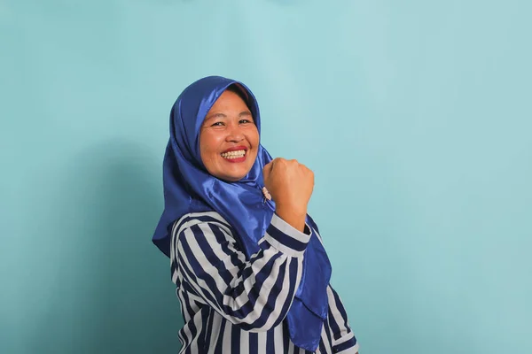 Eine Begeisterte Asiatin Mittleren Alters Blauem Hijab Und Gestreiftem Hemd — Stockfoto