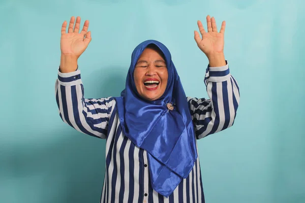 Entuzjastyczna Azjatka Średnim Wieku Niebieskim Hidżabie Koszuli Paski Mówi Tak — Zdjęcie stockowe