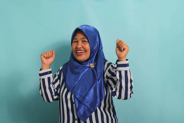 Uma Mulher Asiática Entusiasta Meia Idade Hijab Azul Uma Camisa — Fotografia de Stock