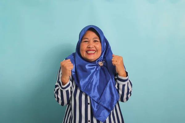 Een Enthousiaste Aziatische Vrouw Van Middelbare Leeftijd Een Blauwe Hijab — Stockfoto