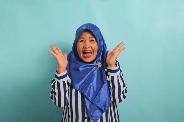 Una Entusiasta Mujer Asiática Mediana Edad Con Hiyab Azul Una —  Fotos de Stock