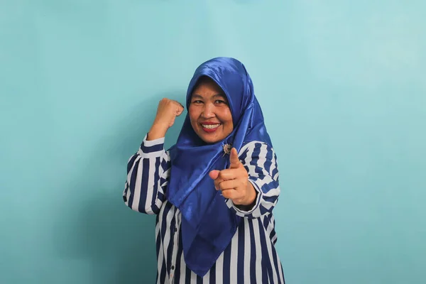 Uma Mulher Asiática Empolgada Meia Idade Hijab Azul Camisa Listrada — Fotografia de Stock