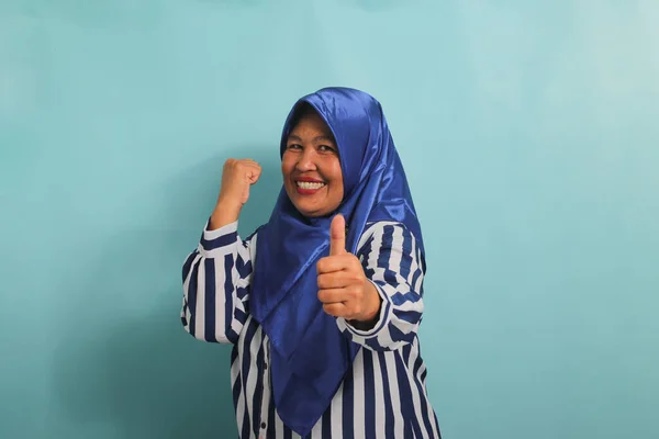 Uma Mulher Asiática Empolgada Meia Idade Hijab Azul Camisa Listrada — Fotografia de Stock