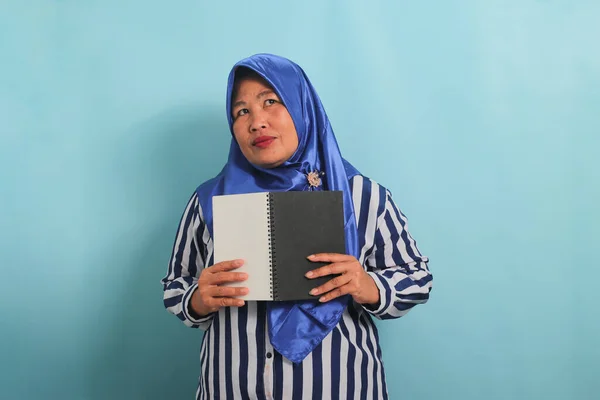 Pensativa Mujer Mediana Edad Asiática Con Hiyab Azul Una Camisa —  Fotos de Stock