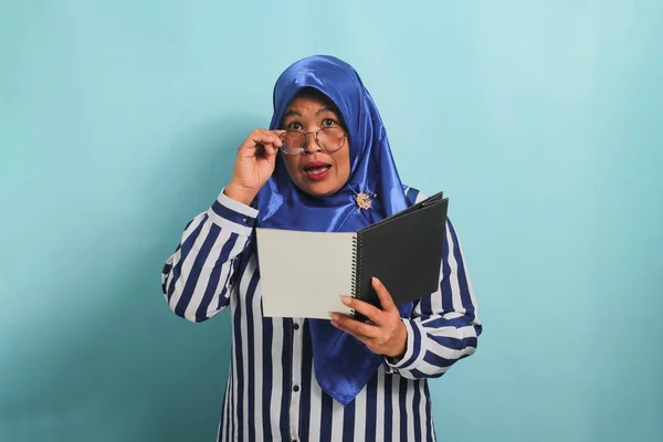 Zdumiewająca Azjatycka Kobieta Średnim Wieku Niebieskim Hidżabie Okularach Koszuli Paski — Zdjęcie stockowe