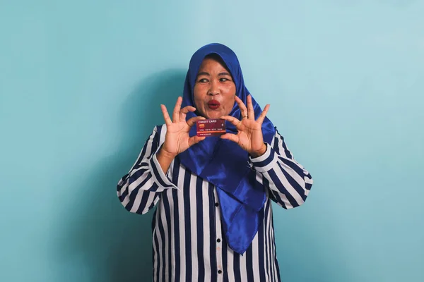 Spännande Medelålders Asiatisk Kvinna Blå Hijab Och Randig Skjorta Visar — Stockfoto