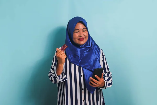 Lächelnde Asiatin Mittleren Alters Blauem Hijab Und Gestreiftem Hemd Mit — Stockfoto