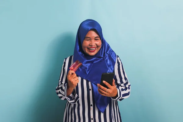 Mavi Tesettürlü Çizgili Tişörtlü Cep Telefonu Kredi Kartı Taşıyan Gülümseyen — Stok fotoğraf