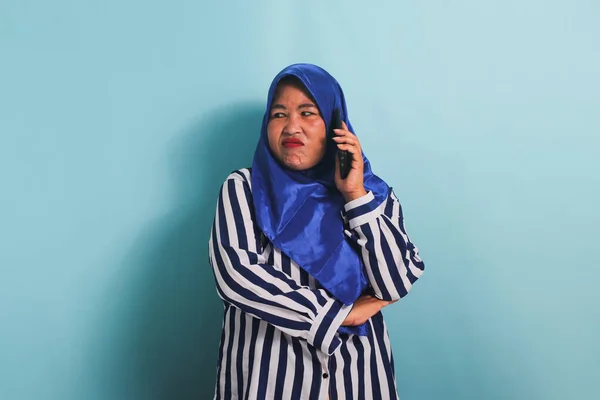 Eine Genervte Asiatin Mittleren Alters Blauem Hijab Und Gestreiftem Hemd — Stockfoto