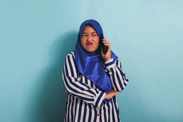 Wkurzona Azjatka Średnim Wieku Niebieskim Hidżabie Koszuli Paski Pokazuje Smutny — Zdjęcie stockowe