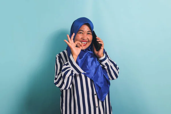 Podekscytowana Azjatka Średnim Wieku Niebieskim Hidżabie Koszuli Paski Robi Dobry — Zdjęcie stockowe