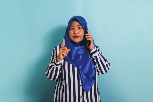 Azjatka Średnim Wieku Niebieskim Hidżabie Koszuli Paski Wskazuje Górę Przestrzeń — Zdjęcie stockowe
