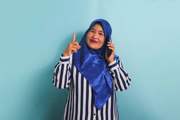 Una Donna Asiatica Mezza Età Con Hijab Blu Una Camicia — Foto Stock