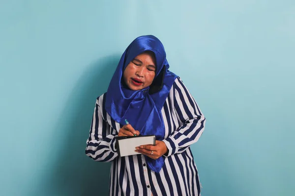 Een Aziatische Vrouw Van Middelbare Leeftijd Een Blauwe Hijab Een — Stockfoto