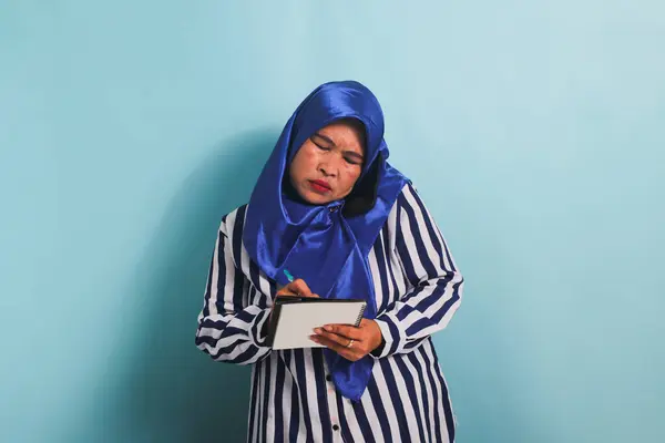 Azjatka Średnim Wieku Niebieskim Hidżabie Koszuli Paski Rozmawia Przez Telefon — Zdjęcie stockowe