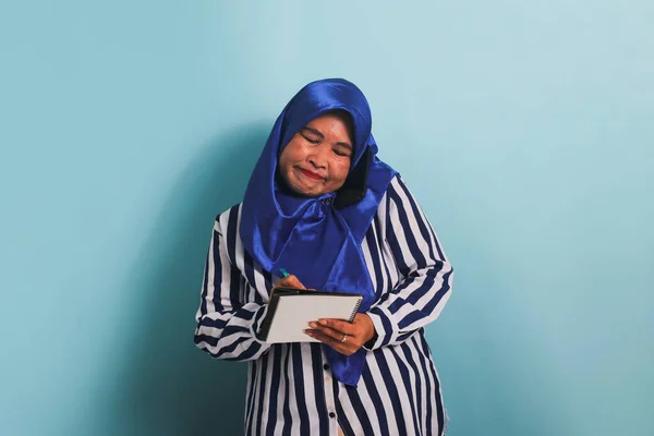 Orta Yaşlı Mavi Tesettürlü Çizgili Tişörtlü Bir Asyalı Kadın Telefon — Stok fotoğraf