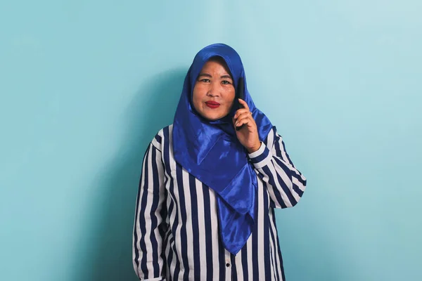 Eine Aufgeregte Asiatin Mittleren Alters Blauem Hijab Und Gestreiftem Hemd — Stockfoto