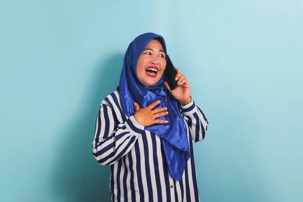Podekscytowana Azjatka Średnim Wieku Niebieskim Hidżabie Koszuli Paski Uśmiecha Się — Zdjęcie stockowe