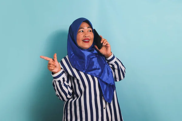 Una Donna Asiatica Mezza Età Con Hijab Blu Una Camicia — Foto Stock