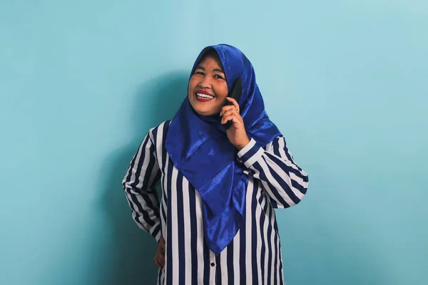 Eine Aufgeregte Asiatin Mittleren Alters Blauem Hijab Und Gestreiftem Hemd — Stockfoto