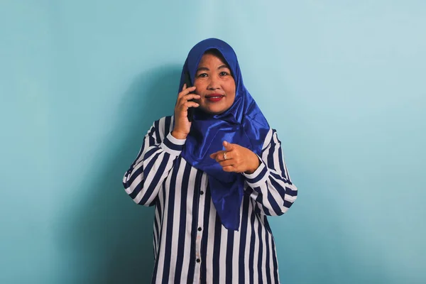 Eine Asiatin Mittleren Alters Blauem Hijab Und Gestreiftem Hemd Zeigt — Stockfoto