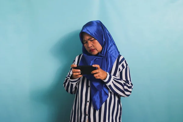 Una Mujer Asiática Aburrida Mediana Edad Con Hiyab Azul Una —  Fotos de Stock