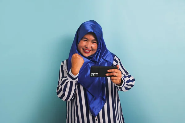 Emocionada Mujer Asiática Mediana Edad Con Hiyab Azul Una Camisa —  Fotos de Stock