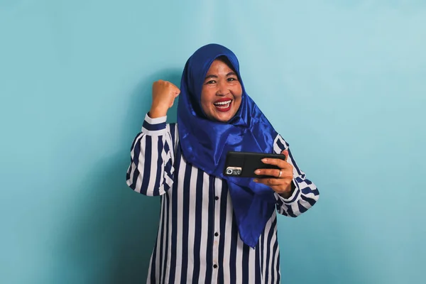 Mulher Asiática Meia Idade Excitada Hijab Azul Uma Camisa Listrada — Fotografia de Stock