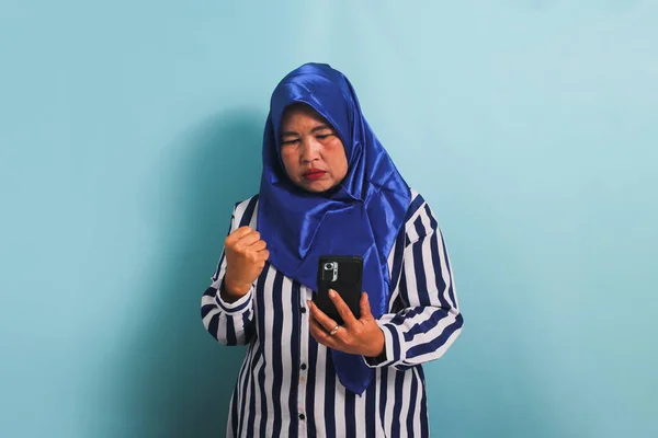 Uma Mulher Asiática Meia Idade Com Raiva Hijab Azul Uma — Fotografia de Stock