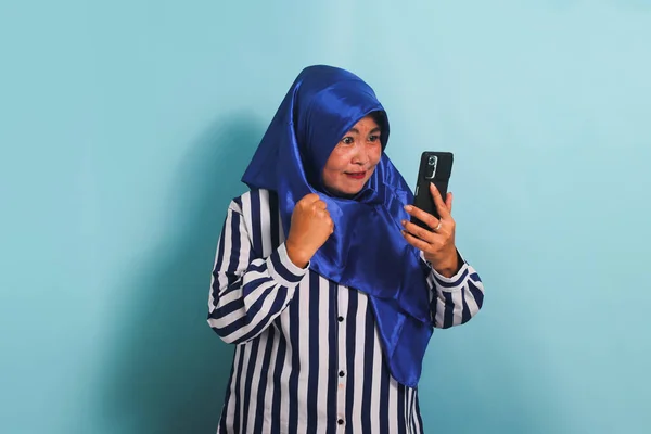 Wściekła Azjatka Średnim Wieku Niebieskim Hidżabie Koszuli Paski Reaguje Złe — Zdjęcie stockowe