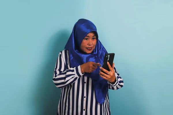 Una Mujer Asiática Enojada Mediana Edad Con Hiyab Azul Una —  Fotos de Stock